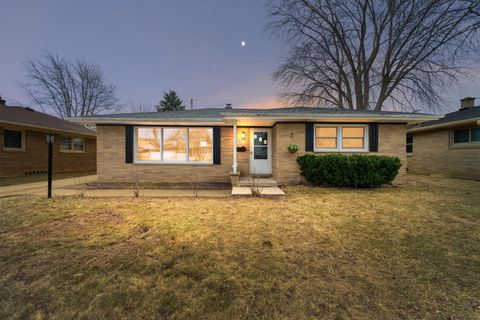 Photo of 821 Saxony Dr, Racine, WI 53402 (MLS # 1956097)