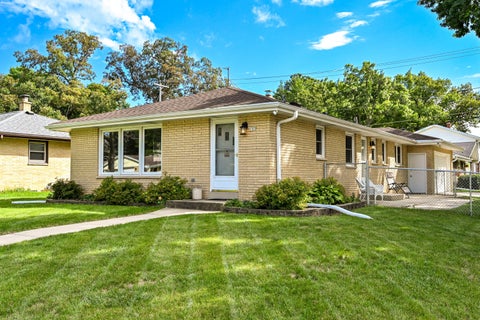 Photo of 727 W Abbott Ave, Milwaukee, WI 53221 (MLS # 1982228)
