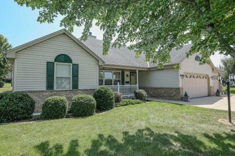 Photo of 6652 S Scenic Ct, Franklin, WI 53132 (MLS # 1984095)