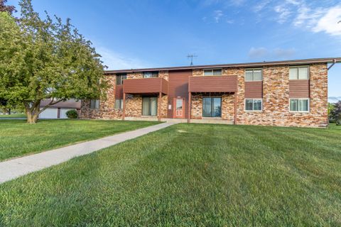 Photo of 10345 W Whitnall Edge Dr, Franklin, WI 53132 (MLS # 1963712)