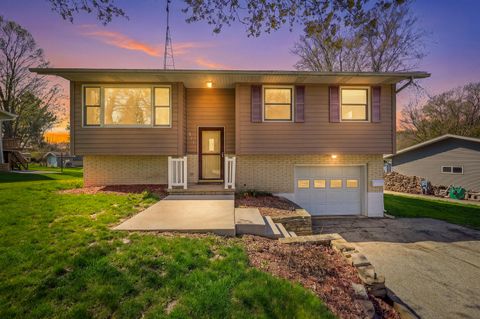 Photo of 911 Mayer Ln, Mayville, WI 53050 (MLS # 1959429)