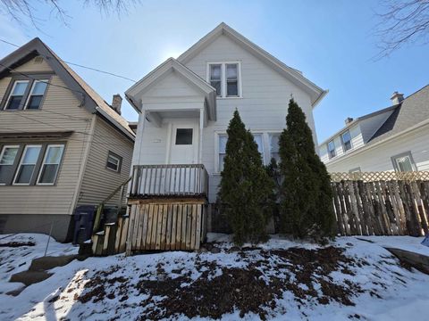 Photo of 1125 E Clarke St, Milwaukee, WI 53212 (MLS # 1954499)