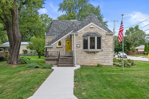 Photo of 2000 Summit Ave, Waukesha, WI 53188 (MLS # 1980939)