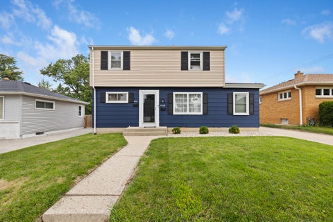 Photo of 4908 W Lynndale Ave, Milwaukee, WI 53220 (MLS # 1977846)