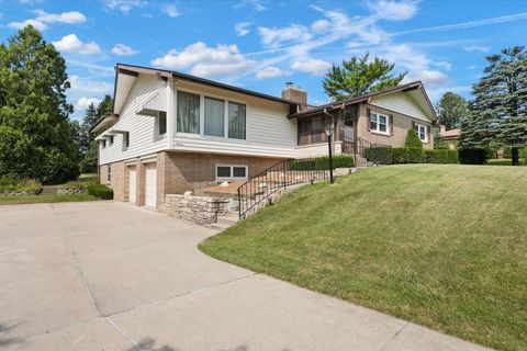 Photo of 15640 Brookhill Dr, Brookfield, WI 53005 (MLS # 1929864)