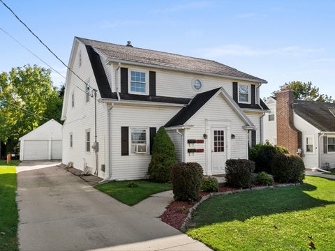 Photo of 1121 Fairmont Ln, Manitowoc, WI 54220 (MLS # 1984085)