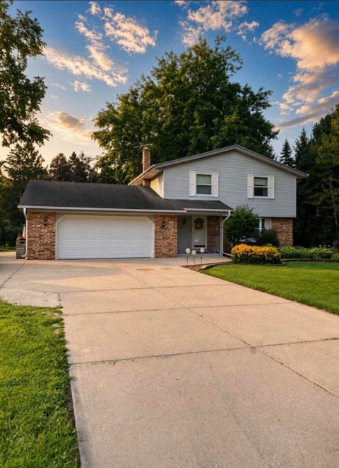 Photo of W360N7506 Thomas Dr, Lac La Belle, WI 53066 (MLS # 1983272)
