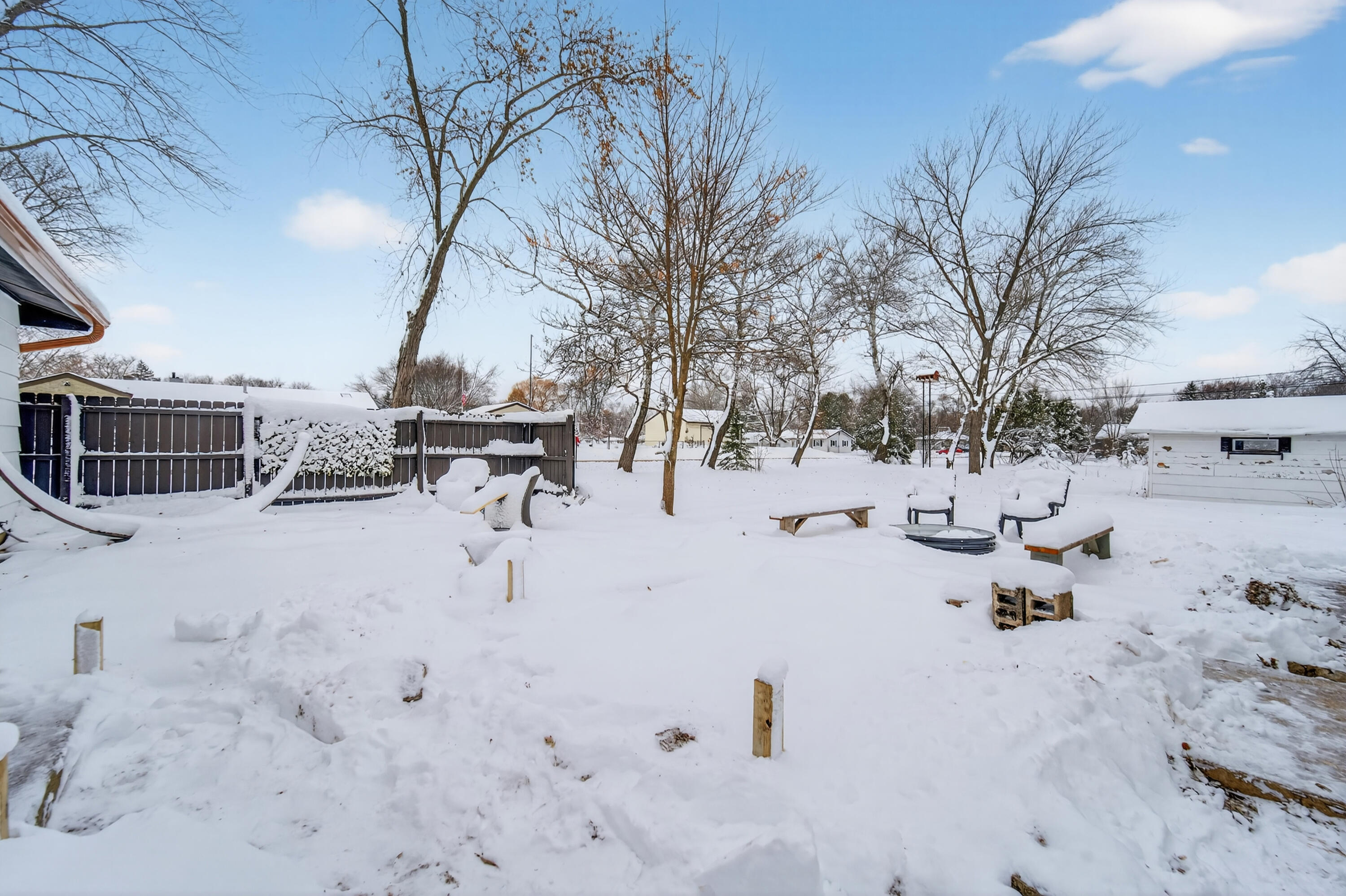 Oak Creek, Wisconsin 53154, United States, 3 Bedrooms Bedrooms, ,2 BathroomsBathrooms,Residential,Pending,253358