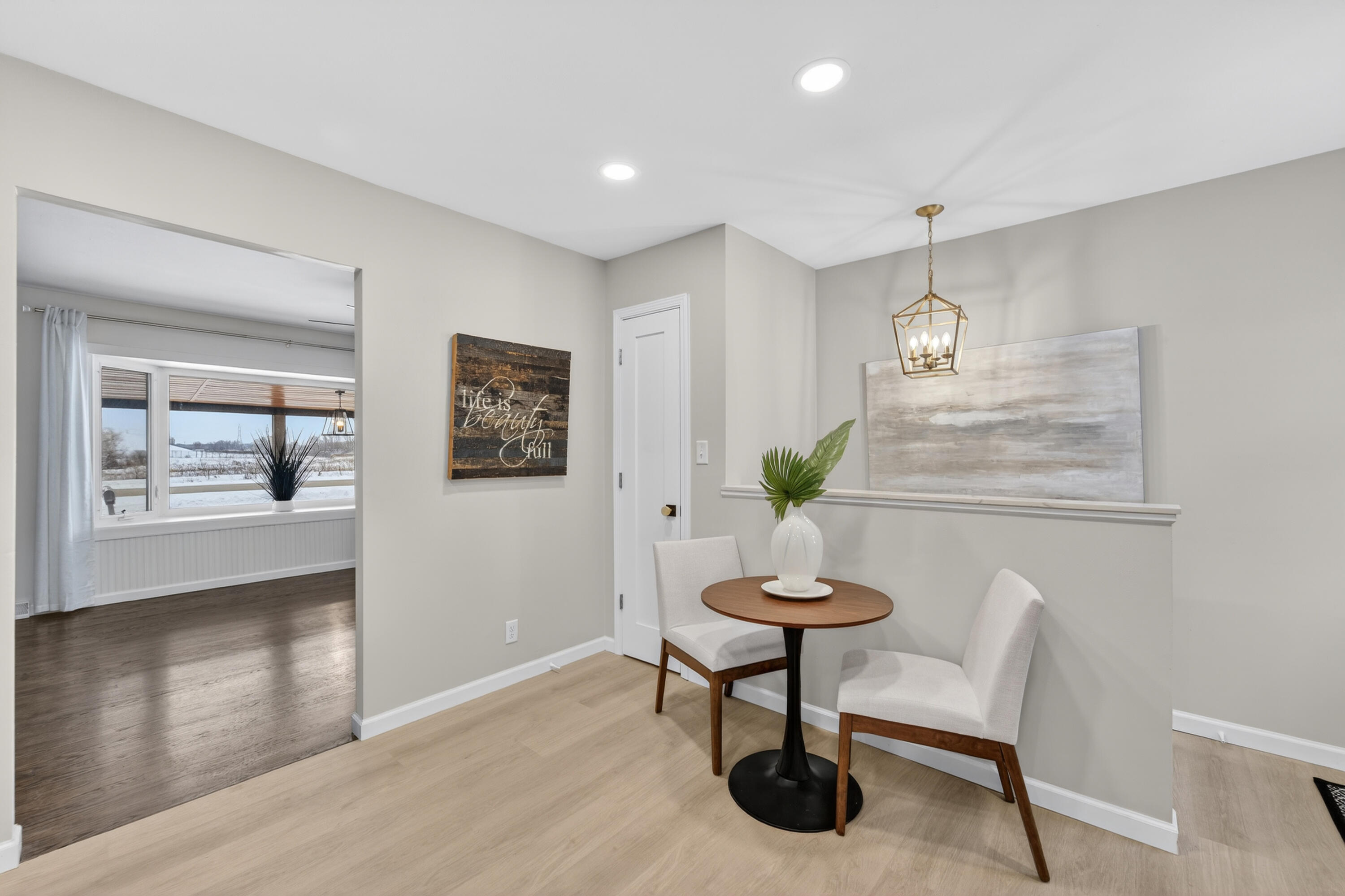 Oak Creek, Wisconsin 53154, United States, 3 Bedrooms Bedrooms, ,2 BathroomsBathrooms,Residential,Pending,253358