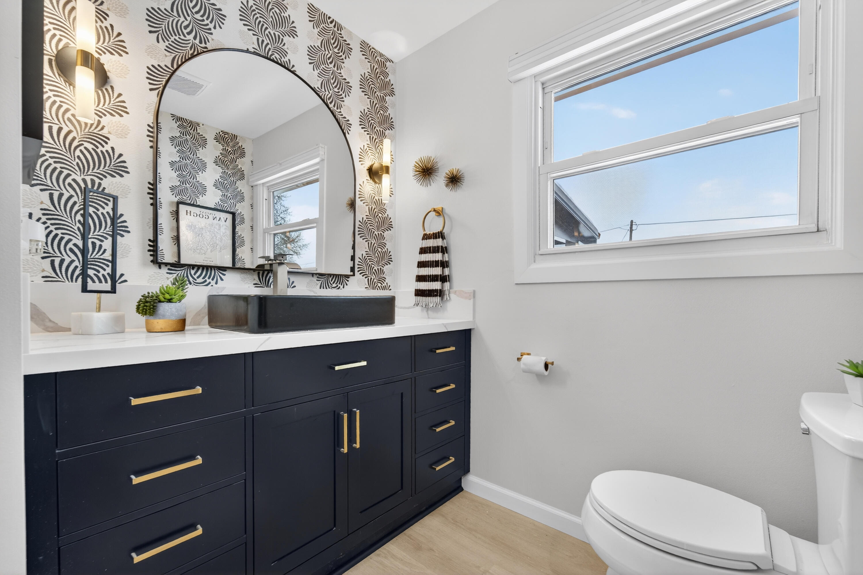 Oak Creek, Wisconsin 53154, United States, 3 Bedrooms Bedrooms, ,2 BathroomsBathrooms,Residential,Pending,253358