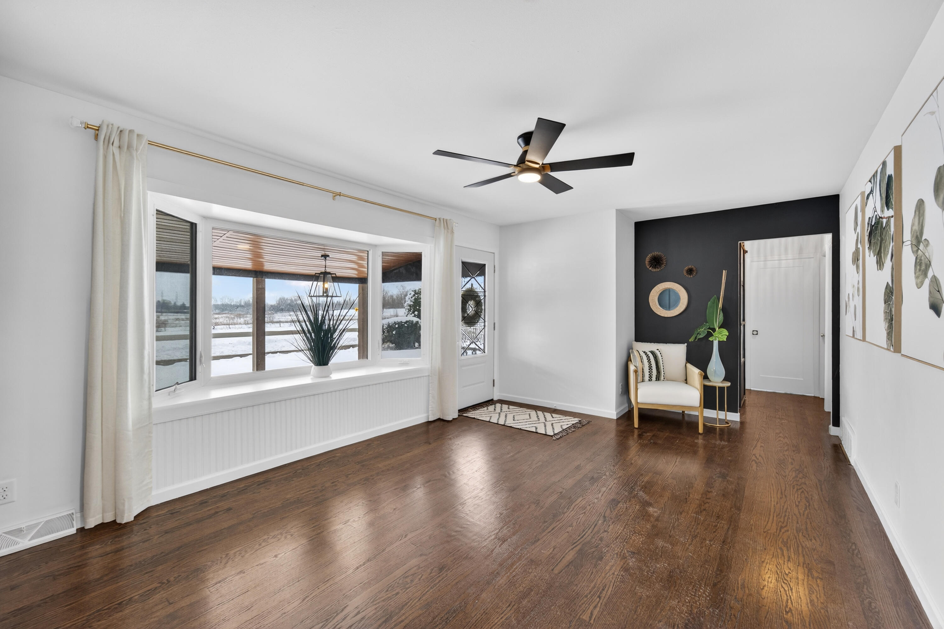 Oak Creek, Wisconsin 53154, United States, 3 Bedrooms Bedrooms, ,2 BathroomsBathrooms,Residential,Pending,253358