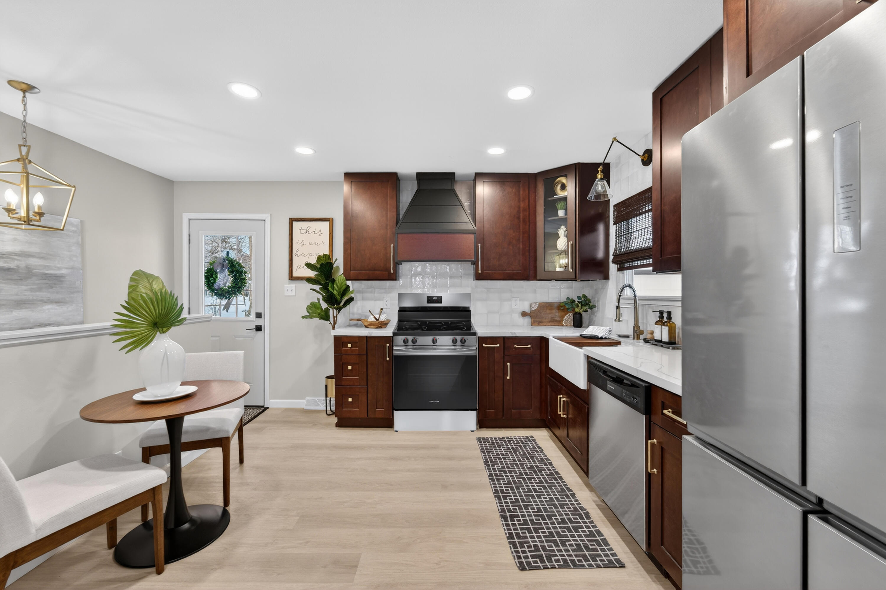 Oak Creek, Wisconsin 53154, United States, 3 Bedrooms Bedrooms, ,2 BathroomsBathrooms,Residential,Pending,253358