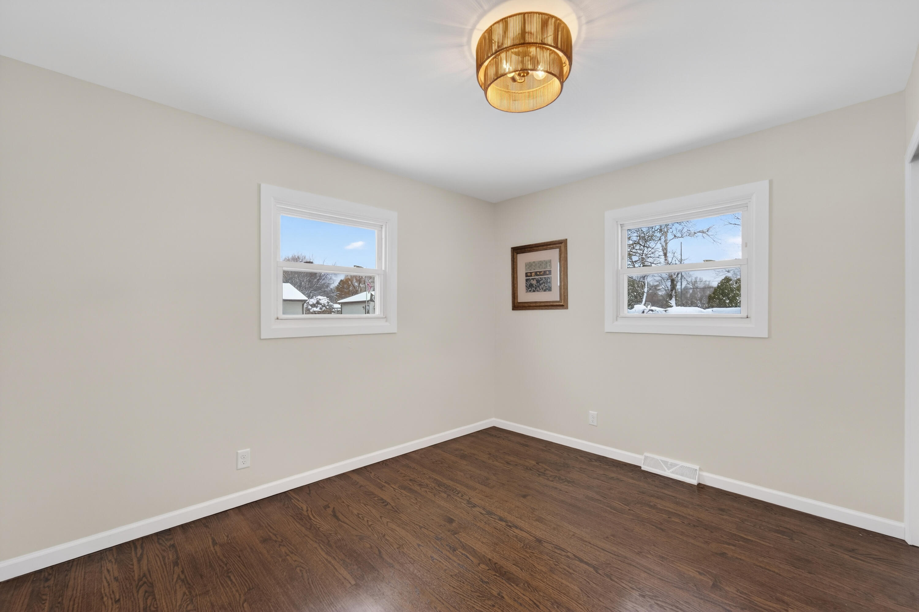 Oak Creek, Wisconsin 53154, United States, 3 Bedrooms Bedrooms, ,2 BathroomsBathrooms,Residential,Pending,253358