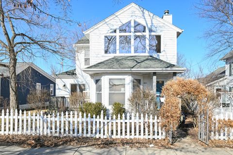 Photo of 821 Wisconsin St, Lake Geneva, WI 53147 (MLS # 1951194)
