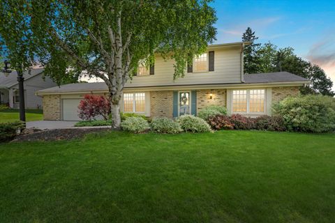 Photo of 8317 S 42nd St, Franklin, WI 53132 (MLS # 1921011)