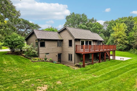 Photo of W333S221 Glen Oaks Dr, Delafield, WI 53018 (MLS # 1977523)