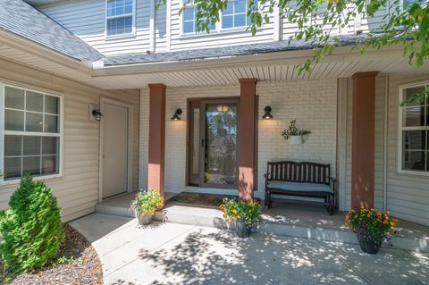 Photo of 412 E Red Pine Cir, Dousman, WI 53118 (MLS # 1964758)