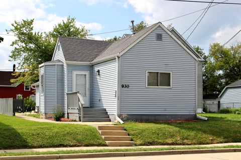 Photo of 930 N Memorial Dr, Racine, WI 53404 (MLS # 1978689)
