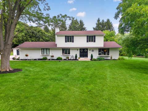 Photo of N8W27232 Woodridge Ln, Pewaukee, WI 53188 (MLS # 1975832)
