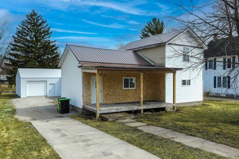 Photo of 406 S College Ave, Fox Lake, WI 53933 (MLS # 1967847)
