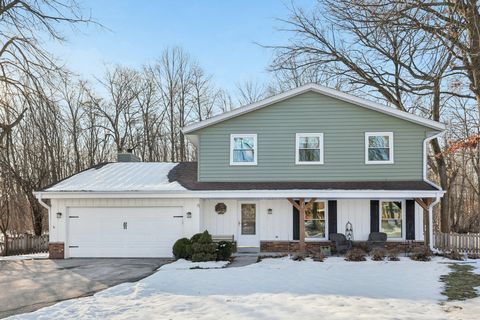 Photo of 3821 S Sunny View Dr, New Berlin, WI 53151 (MLS # 1950090)