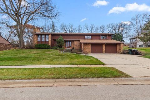 Photo of 727 Browning Cir, Oconomowoc, WI 53066 (MLS # 1944872)