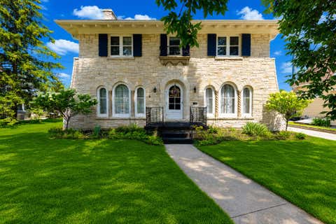 Photo of 208 W Chestnut St, Port Washington, WI 53074 (MLS # 1973611)