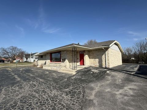 Photo of 1624 W Washington St, West Bend, WI 53095 (MLS # 1955960)