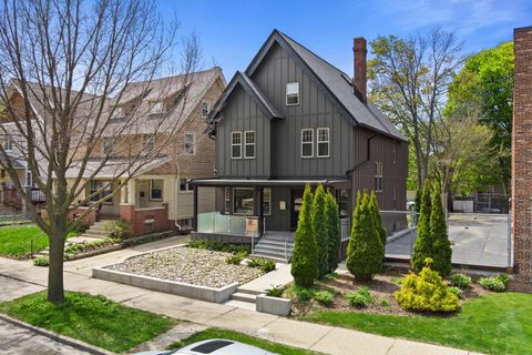 Photo of 2627 N Farwell Ave, Milwaukee, WI 53211 (MLS # 1928965)