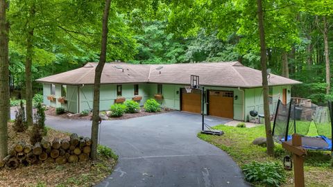 Photo of 1753 Whispering Woods Ct, Richfield, WI 53076 (MLS # 1973171)
