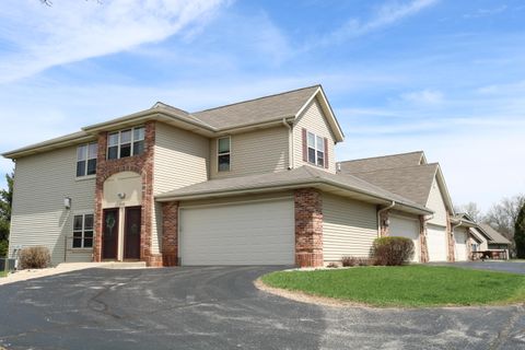 Photo of 1022 E Woodview Ct, Slinger, WI 53086 (MLS # 1959339)