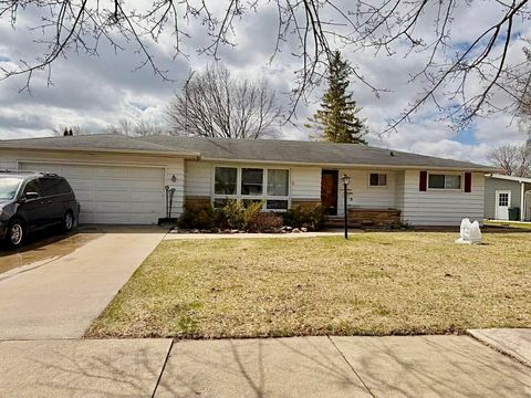 Photo of 327 Crescent Dr, Neenah, WI 54956 (MLS # 1963069)