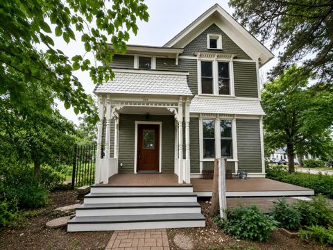 Photo of 300 W Chestnut St, Burlington, WI 53105 (MLS # 1973327)