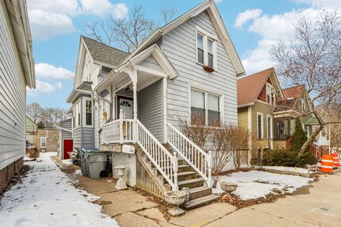 Photo of 2557 N Gordon Pl, Milwaukee, WI 53212 (MLS # 1949006)