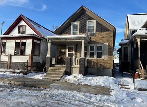 Photo of 1425 N 24th Pl, Milwaukee, WI 53205 (MLS # 1945112)
