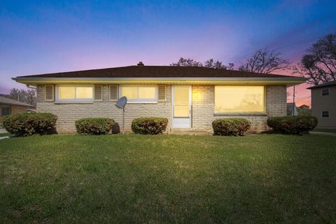 Photo of 1504 W Leroy Ave, Milwaukee, WI 53221 (MLS # 1958458)