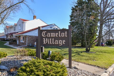 5135 S Camelot Ln, Greenfield, WI 53221 - #: 1912204