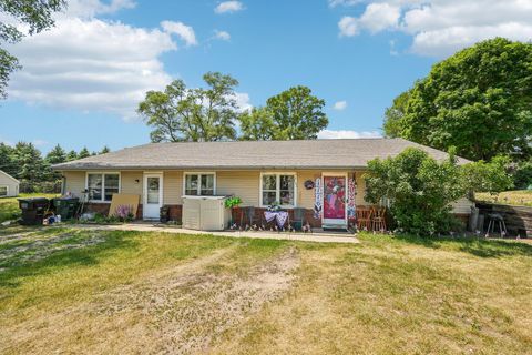Photo of 1037 Carriage Ct, Palmyra, WI 53156 (MLS # 1964976)