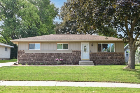 Photo of 1417 Patricia Dr, West Bend, WI 53090 (MLS # 1978683)