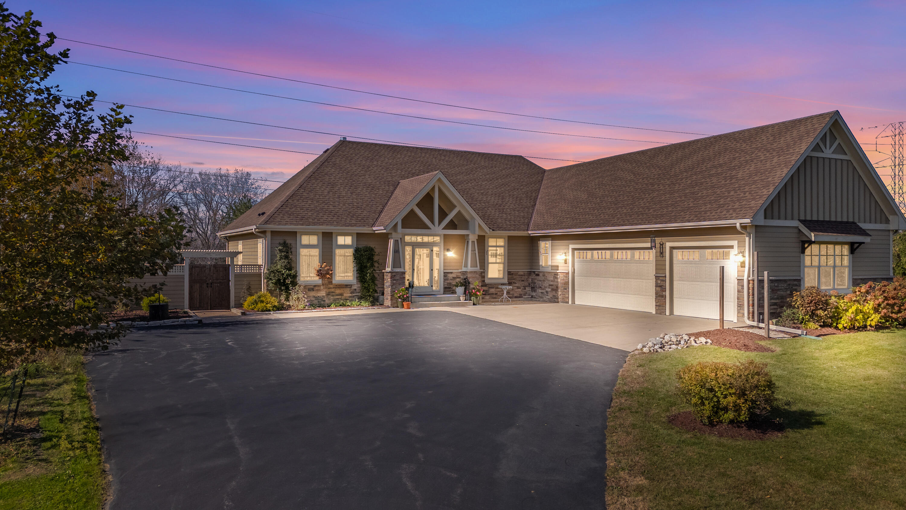 Cedarburg, Wisconsin 53012, United States, 2 Bedrooms Bedrooms, ,3 BathroomsBathrooms,Residential,Active,240900