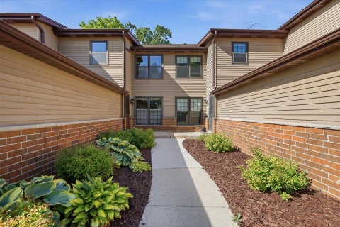 Photo of 8116 S Forest Hills Cir, Franklin, WI 53132 (MLS # 1967000)