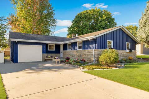 Photo of 1729 Hickory St, South Milwaukee, WI 53172 (MLS # 1938533)