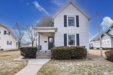 Photo of N89W16081 Main St, Menomonee Falls, WI 53051 (MLS # 1951620)