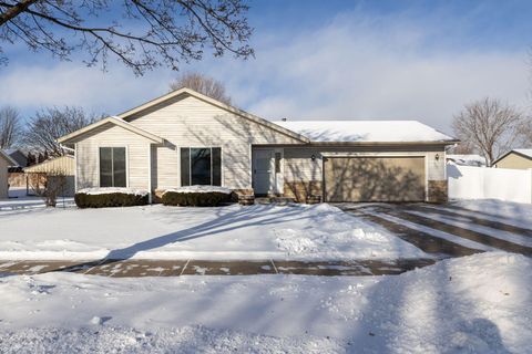 Photo of 927 Streblow St, Onalaska, WI 54650 (MLS # 1948156)