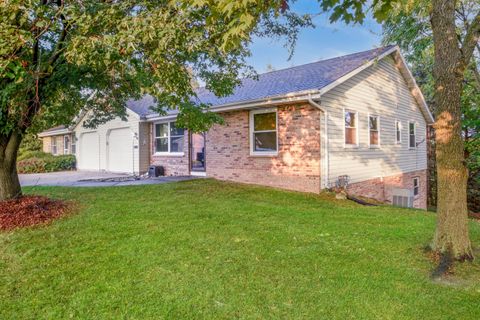 Photo of 1803 Hilltop Dr, West Bend, WI 53095 (MLS # 1940028)
