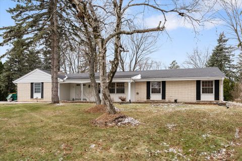 Photo of 10821 N Hedgewood Ln, Mequon, WI 53092 (MLS # 1901450)