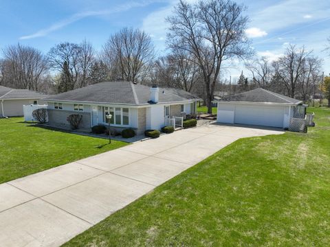 Photo of 4107 W Mary Ann Dr, Franklin, WI 53132 (MLS # 1913953)