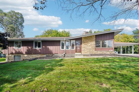 Photo of N94W15652 Ridgeview Dr, Menomonee Falls, WI 53051 (MLS # 1937661)