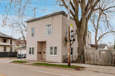 Photo of 2608 16th St, Racine, WI 53405 (MLS # 1956461)