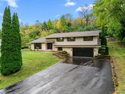 Photo of N105W20975 Oak Ln, Germantown, WI 53022 (MLS # 1939550)
